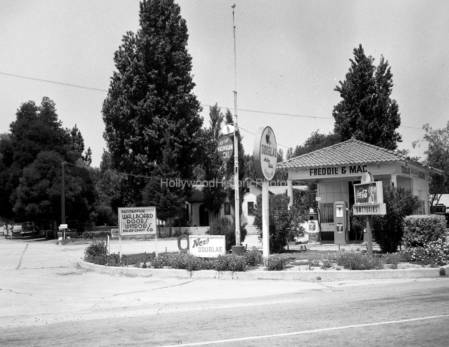 Canoga Park  1936 Canoga Ave. and Saticoy St. wm.jpg